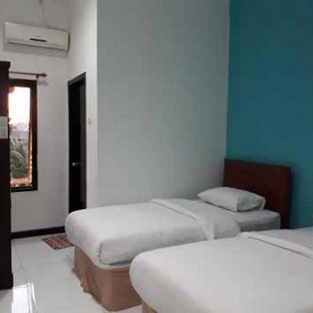 Reddoorz At Hotel Rumberpon Sorong Exteriör bild