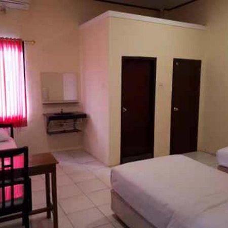 Reddoorz At Hotel Rumberpon Sorong Exteriör bild